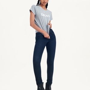 DKNY CROPPED LOGO TEE